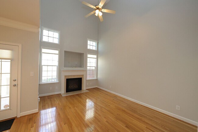 Foto del edificio - Spacious Townhome in Prime North Raleigh Location