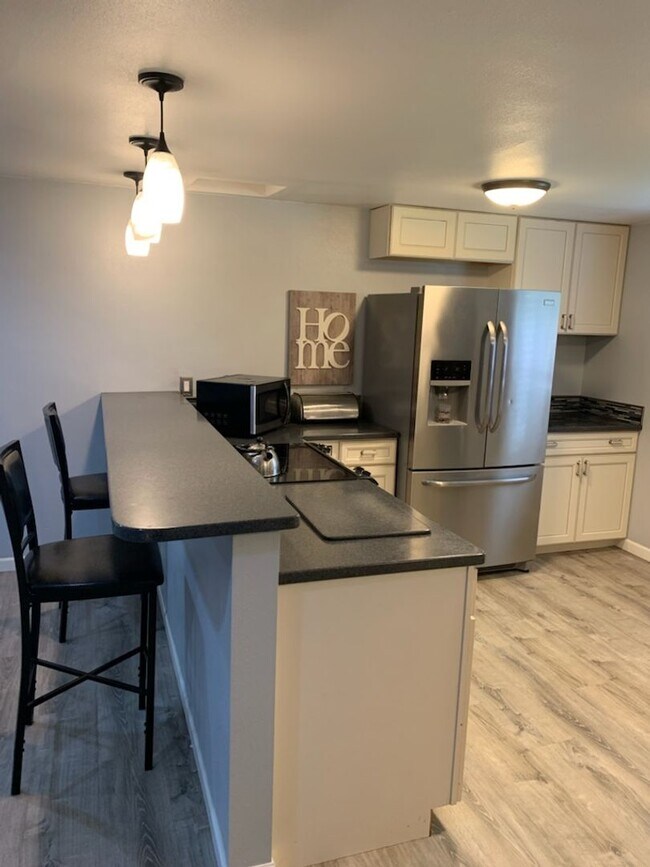 Foto del edificio - Newly Remodeled 2 Bedroom Unit in East Anc...