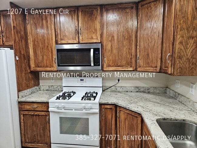 Building Photo - 1207 E Gaylene Cir