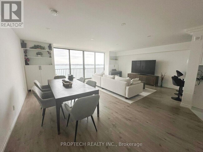 Building Photo - 33 Harbour Square St