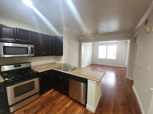 Building Photo - Watermarke: Lower 1 Bed 1 Bath Condo,