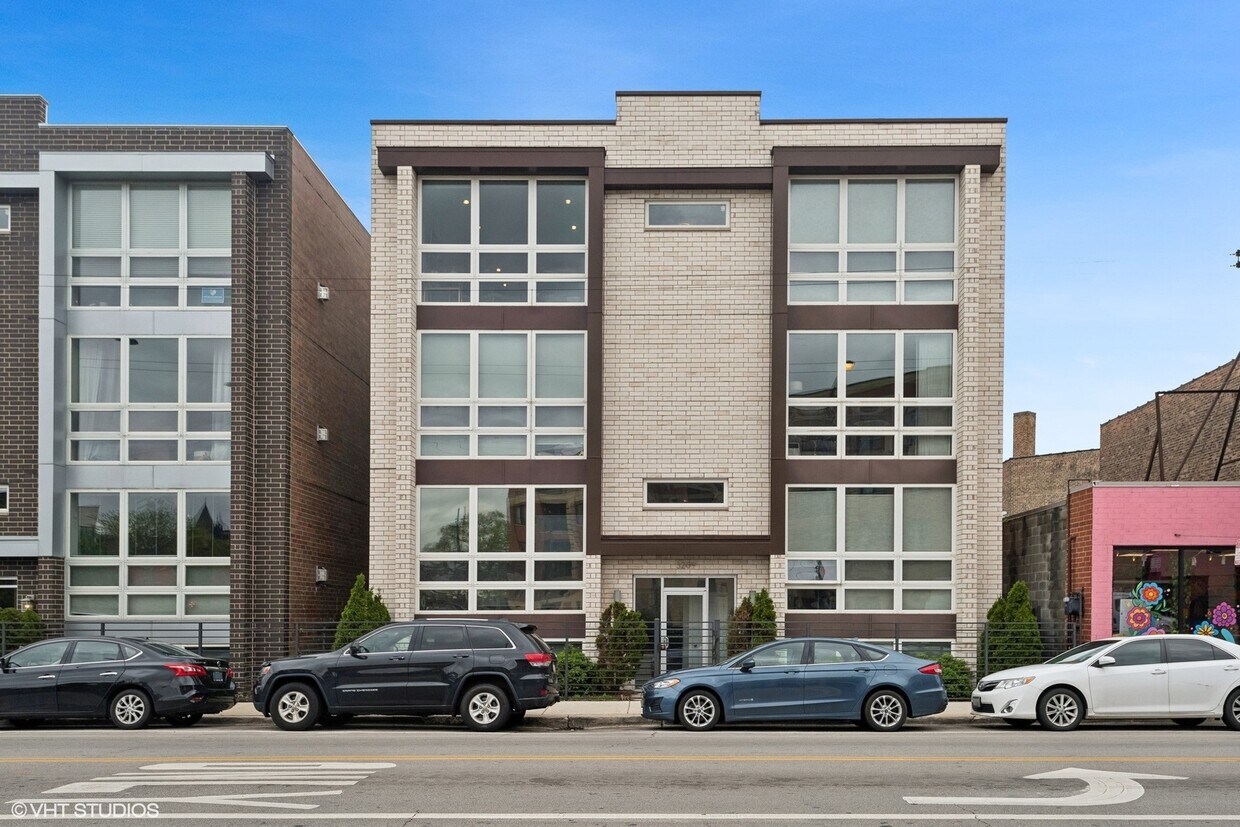 Primary Photo - 3209 N Elston Ave