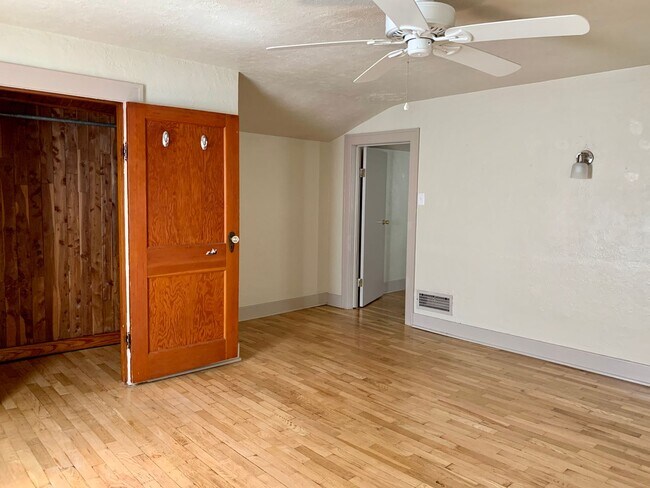 Building Photo - Gorgeous Three Bedroom House