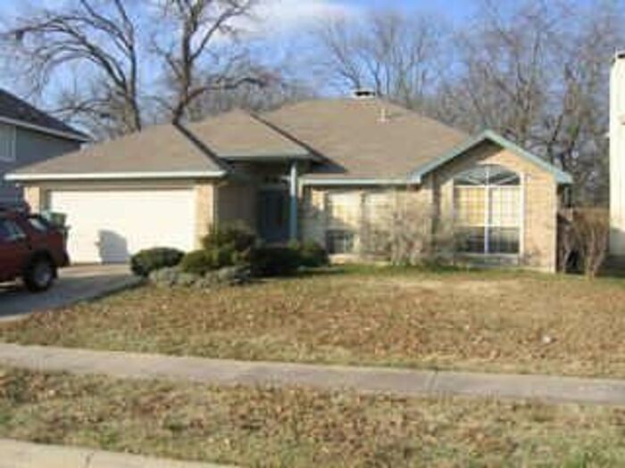 Primary Photo - Freshly painted 3 bed, 2 bath home with ne...