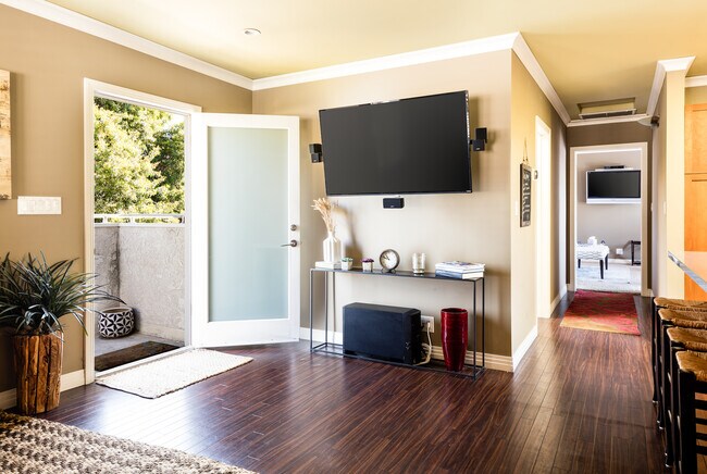 Airy entrance to wonderful open concept living area! - 3745 Ocean View Ave