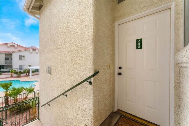 Foto del edificio - 6201 E Lake Mead Blvd