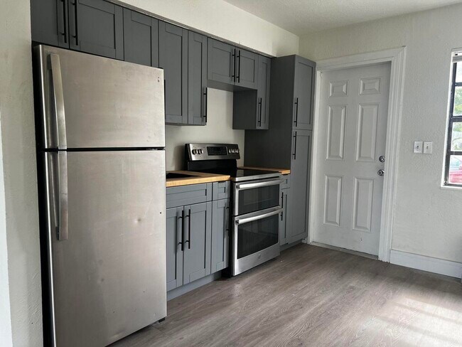 Foto del edificio - 1197 W 35th St