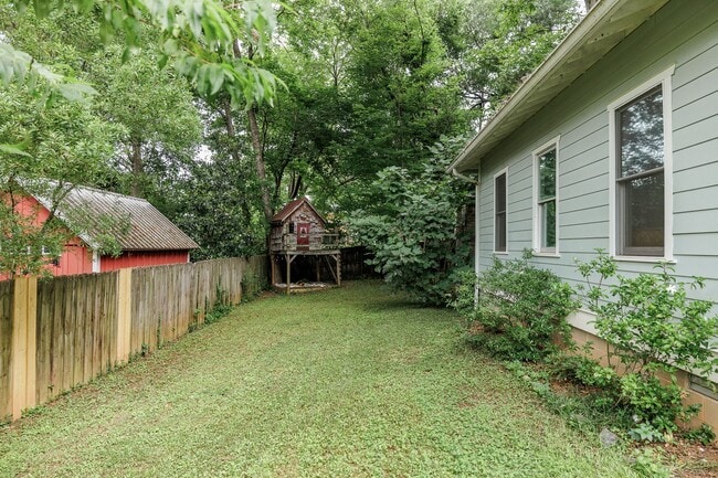 Building Photo - 145.5 Hillside St