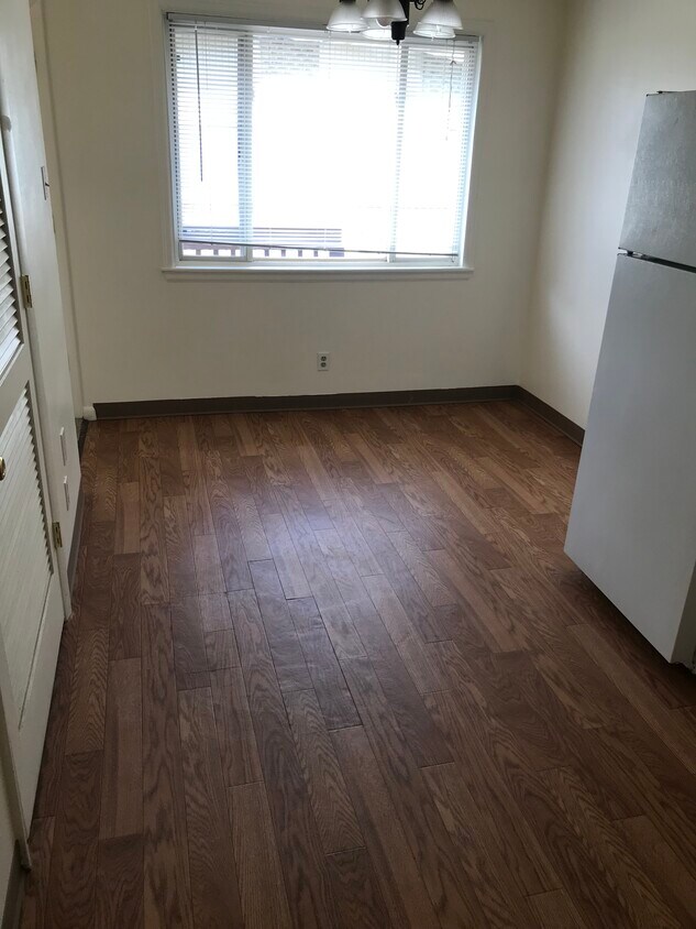 Dining area - 2300 Virginia st