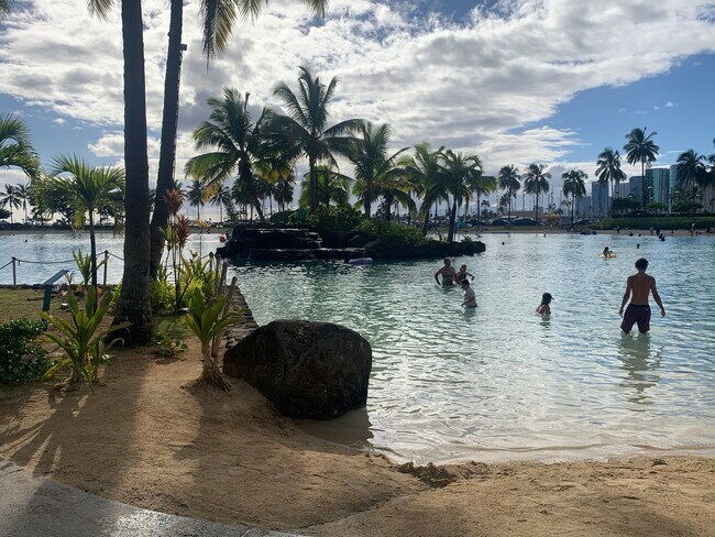 Laguna Duke Kahanamoku al otro lado de la calle - 1860 Ala Moana Blvd