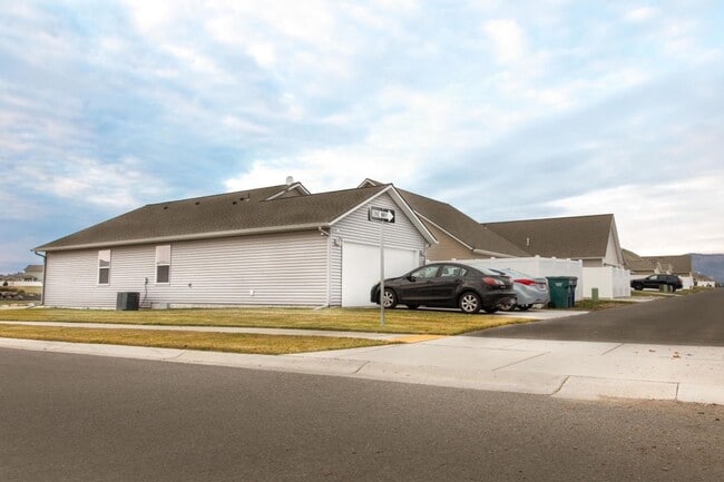 Building Photo - 3 bed 2 bath rancher Crown Pointe Community