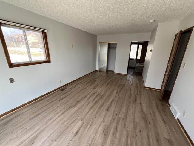 Foto del edificio - 616 S 3rd St Apt A Upper