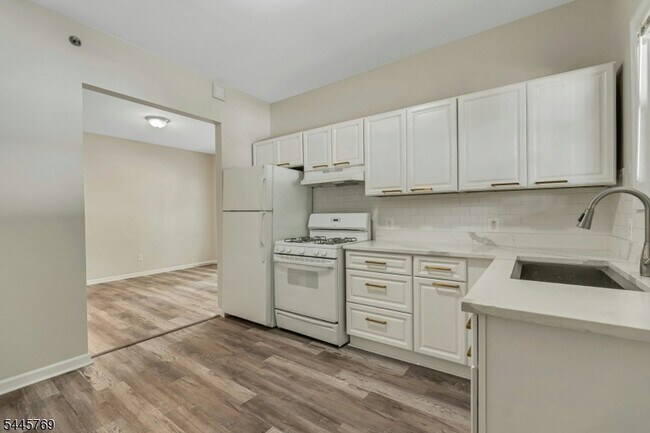 Foto del edificio - 612 Bound Brook Rd