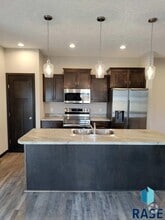 Building Photo - 9402 W Dolores Dr