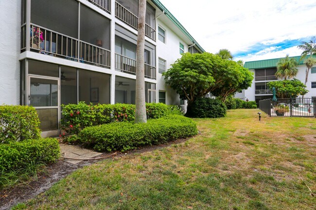 Foto del edificio - ** DESIREABLE MOORINGS 3 BEDROOM CONDO IN ...