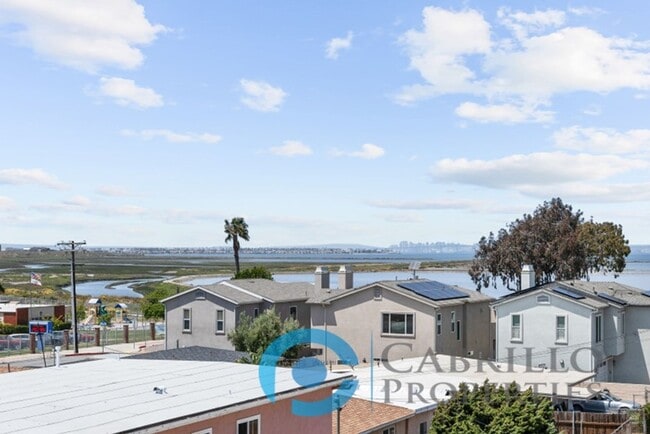 Building Photo - Gorgeously Renovated 2bd/2ba with Amazing View and PRIVATE 2 CAR GARAGE