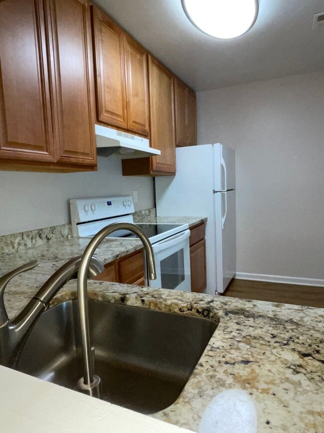 Foto del edificio - 3BD 2.5BA End Unit Townhome