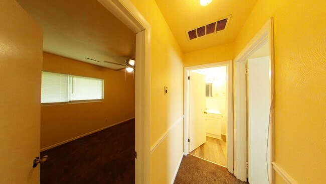 Building Photo - Newly updated 2 Bedroom, 1 bathroom Apartm...