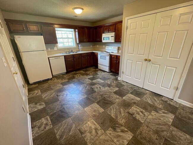 Foto del edificio - 3 Bedroom 2 Bath Home For Rent Near 101st!