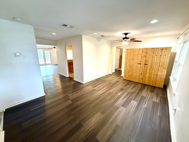 Foto del edificio - **APPLICATION RECEIVED** Charming 3 Bedroo...