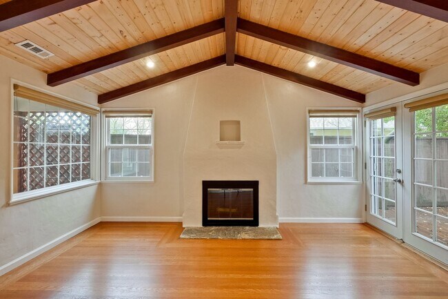 Building Photo - Wonderful 2 Beds, 2 Bath Home in Barron Park w/ Huge Private Yard
