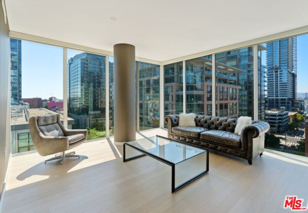 Foto principal - 1050 S Grand Ave