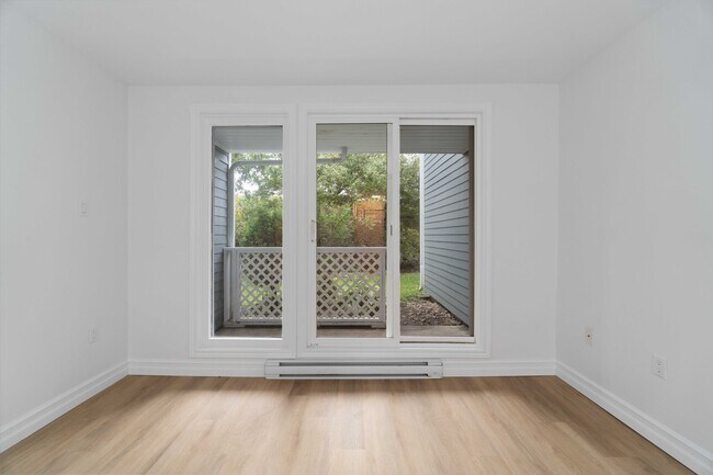 Photo du bâtiment - TWO BEDROOM APARTMENT AVAILABLE IN THE HEART OF DARTMOUTH