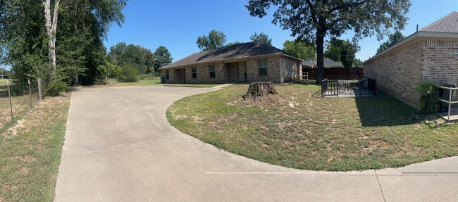 Building Photo - 202 Chestnut Dr