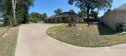 Building Photo - 202 Chestnut Dr