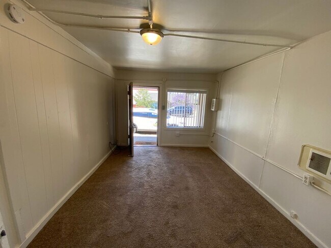 Building Photo - cla215*