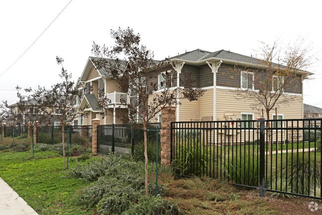 Weast Trail Apartaments - West Trail Apartments