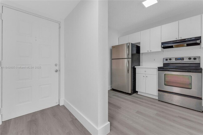 Foto del edificio - 8560 N Sherman Cir