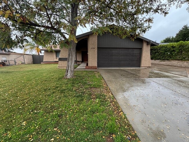 Building Photo - Charming Single-Story 3-Bedroom Pool Home in Valencia!