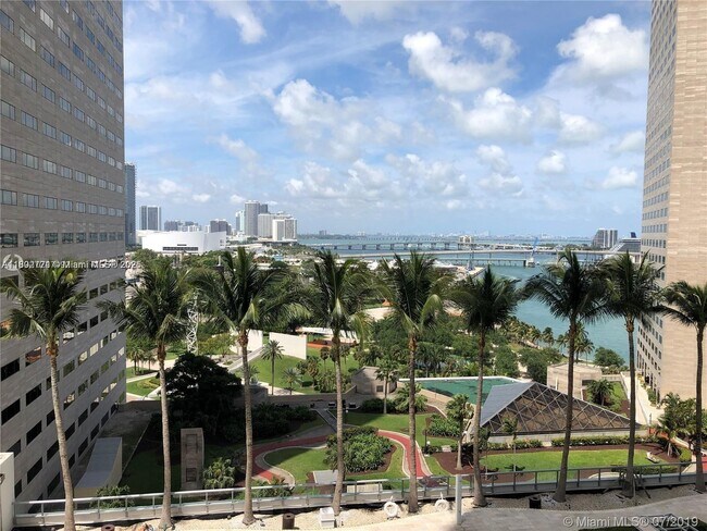 Foto del edificio - 325 S Biscayne Blvd