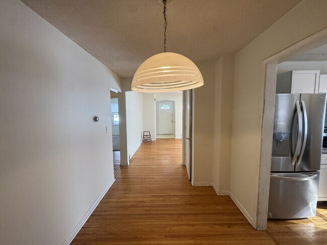 Foto del edificio - "Charming 3-Bed Haven with Hardwood Floors & Cozy Fireplace in St. Louis Park!"