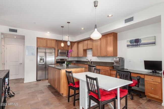 Foto del edificio - 525 W Lakeside Dr