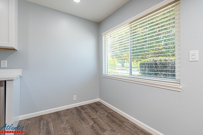 Foto del edificio - 5193-5195 Redstone Dr