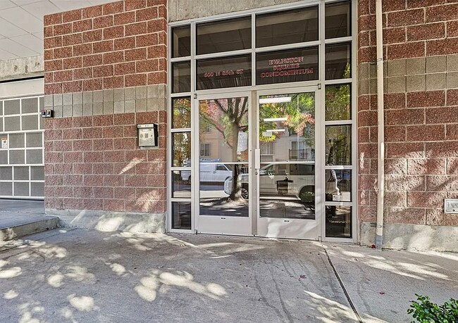 Foto del edificio - 600 N 85th St