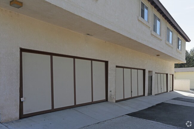 Building Photo - 6051 Greenleaf Ave