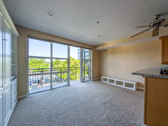 Se abre a un balcón privado. - 10047 Main St