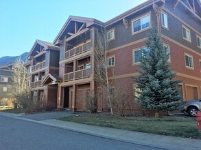 Building Photo - 560 River View Dr