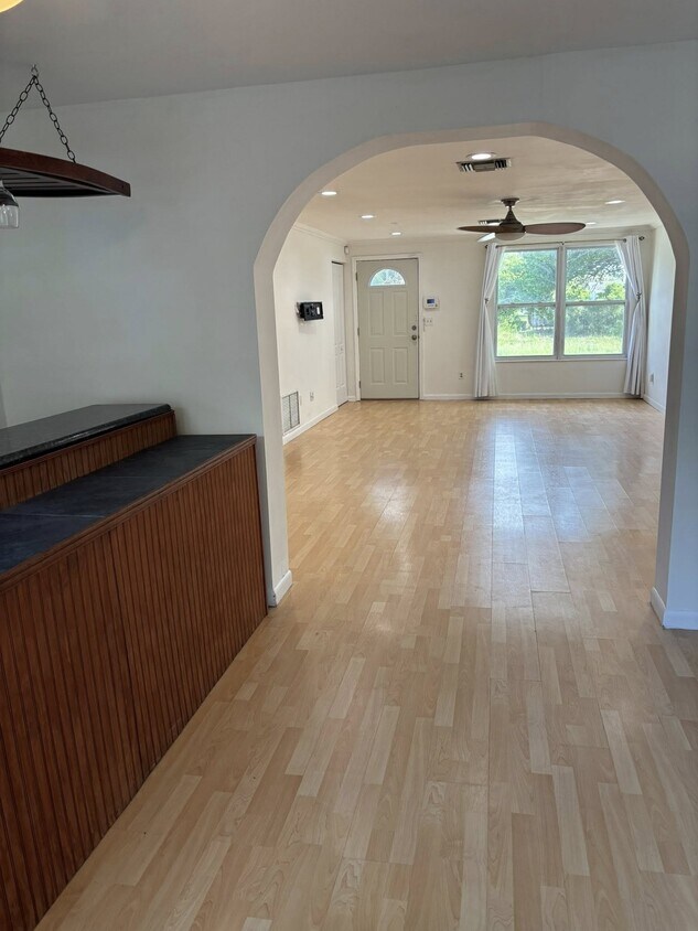 Foto principal - 9395 Melrose St