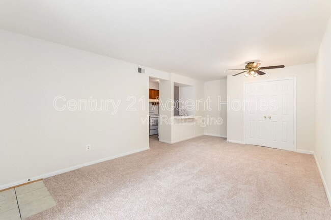 Building Photo - 5805 Royal Ridge Dr