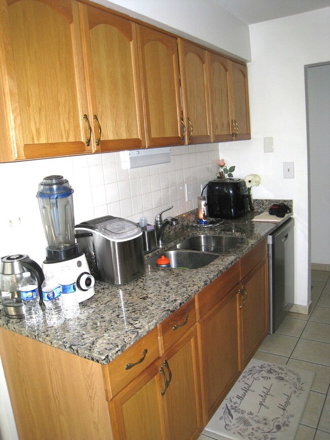 Building Photo - 187 Pickwick Dr