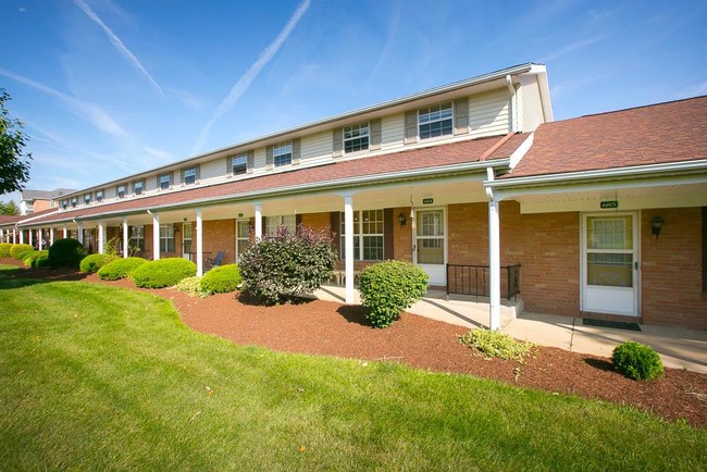 Porches en el frente - Forest Meadows Villas / 55 & Older Community