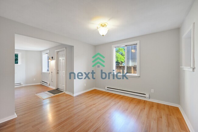 Foto del edificio - "Charming 2-Bed Retreat in Seattle's Heart – Cozy 840 Sq Ft Haven on 14th Ave West!"