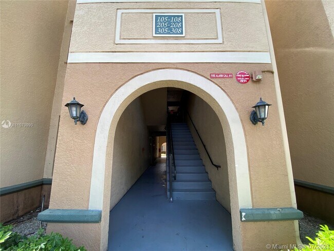 Building Photo - 2582 Centergate Dr