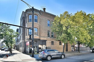 Building Photo - 1458 N Western Ave