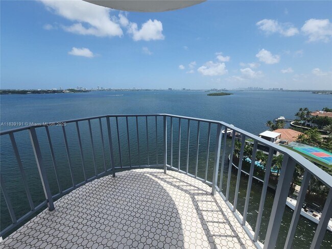 Foto del edificio - 11930 N Bayshore Dr