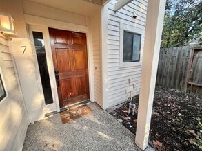 Building Photo - 325 E 8th St